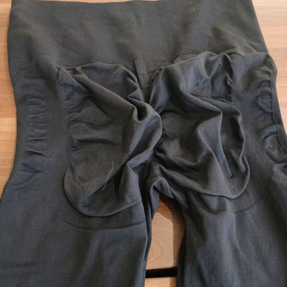 Black High-Waisted Leggings - Picture 3 of 4